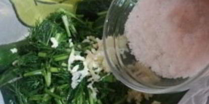 Шаг 1: малосольных огурцов в минералке