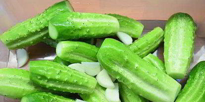 Шаг 1: малосольных огурцов в пакете