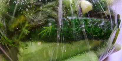 Шаг 2: малосольных огурцов в пакете