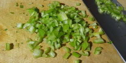 Шаг 2: малосольных помидоров с зеленью