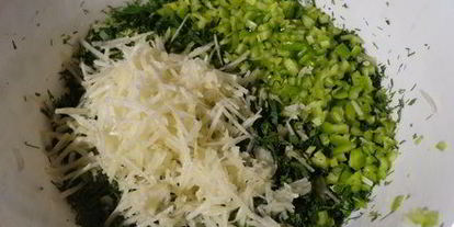 Шаг 3: малосольных помидоров с зеленью