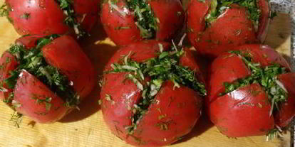 Шаг 5: малосольных помидоров с зеленью