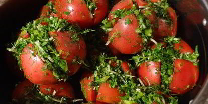 Шаг 6: малосольных помидоров с зеленью