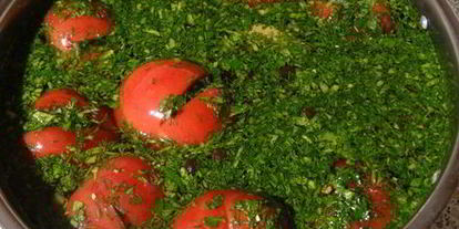 Шаг 7: малосольных помидоров с зеленью