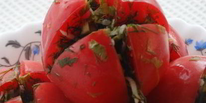 Шаг 8: малосольных помидоров с зеленью