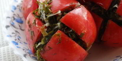 Шаг 9: малосольных помидоров с зеленью