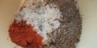 Шаг 2: сала соленого со специями и чесноком