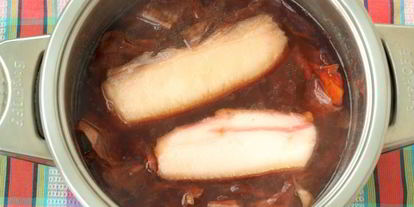 Шаг 1: сала в луковой шелухе