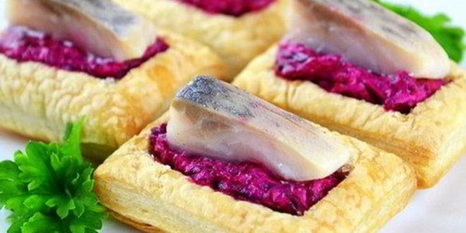 Рецепт слоеных волованов со свеклой и сельдью