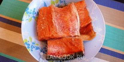 Шаг 3: соленой горбуши с луком в масле