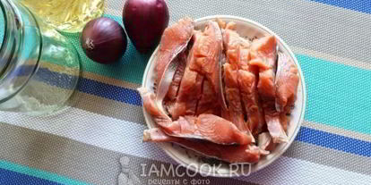 Шаг 4: соленой горбуши с луком в масле