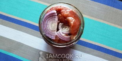 Шаг 5: соленой горбуши с луком в масле