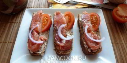 Шаг 6: соленой горбуши с луком в масле