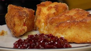 Рецепт Жареного камамбера с вареньем из брусники