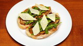 Рецепт Брускетты с белыми грибами и рукколой