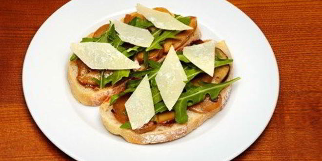 Рецепт брускетты с белыми грибами и рукколой