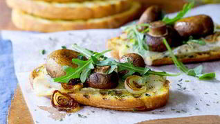 Рецепт Брускетты с грибами, луком и соусом песто