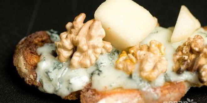 Рецепт брускетты с грушей, сыром и орехом