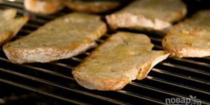 Шаг 2: брускетты с грушей, сыром и орехом