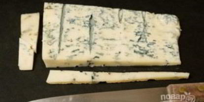 Шаг 3: брускетты с грушей, сыром и орехом