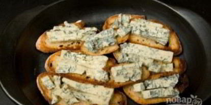 Шаг 4: брускетты с грушей, сыром и орехом