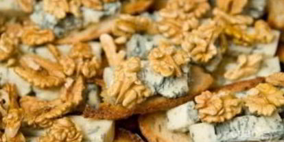 Шаг 5: брускетты с грушей, сыром и орехом