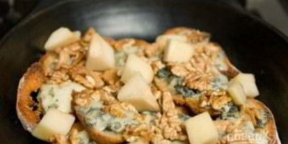 Шаг 7: брускетты с грушей, сыром и орехом