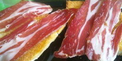 Шаг 3: брускетты с инжиром и пармской ветчиной