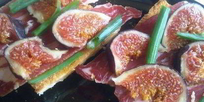 Шаг 5: брускетты с инжиром и пармской ветчиной