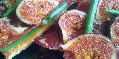 Шаг 6: брускетты с инжиром и пармской ветчиной