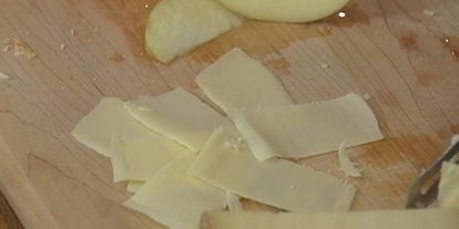 Шаг 8: брускетты с инжиром, яблоком и сыром