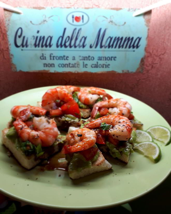 Рецепт брускетты с креветками и муссом из авокадо