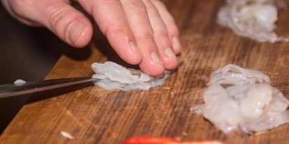 Шаг 2: брускетты с креветками