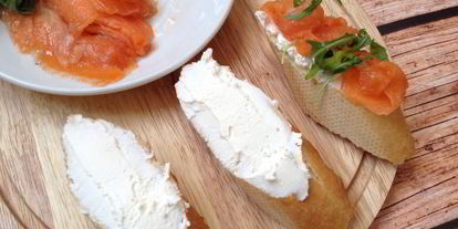 Шаг 3: брускетты с лососем