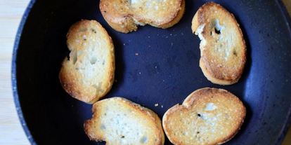 Шаг 1: брускетты с маринованным перцем и фетой