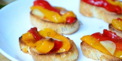 Шаг 2: брускетты с маринованным перцем и фетой