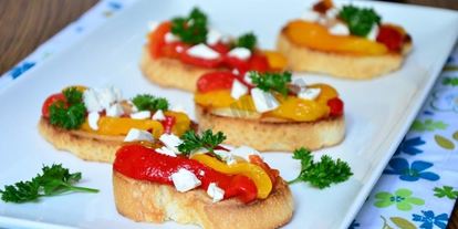 Шаг 4: брускетты с маринованным перцем и фетой