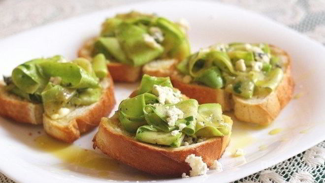 Рецепт Брускетты с маринованным цуккини