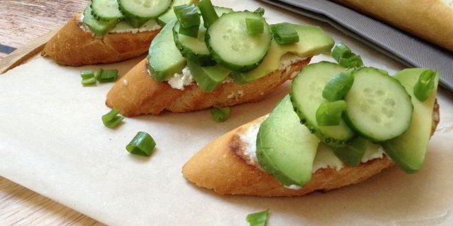 Рецепт Брускетты с огурцом и авокадо