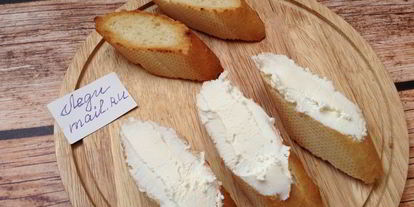 Шаг 1: брускетты с огурцом и авокадо