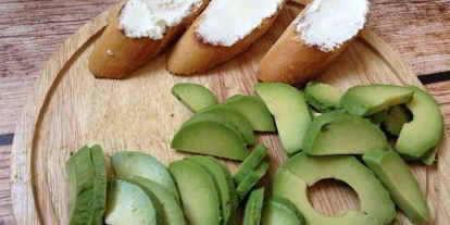 Шаг 2: брускетты с огурцом и авокадо