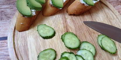 Шаг 3: брускетты с огурцом и авокадо