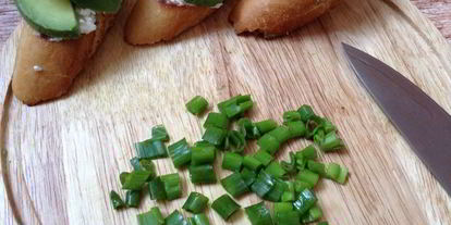 Шаг 4: брускетты с огурцом и авокадо