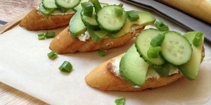 Шаг 5: брускетты с огурцом и авокадо