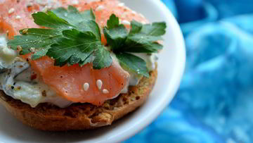 Рецепт Брускетты с огурцом и подкопченным лососем
