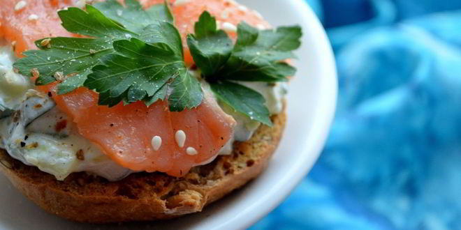Рецепт брускетты с огурцом и подкопченным лососем