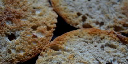 Шаг 1: брускетты с огурцом и подкопченным лососем