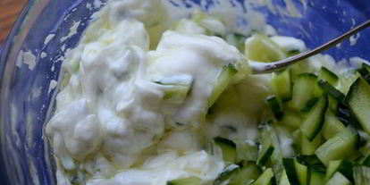 Шаг 2: брускетты с огурцом и подкопченным лососем