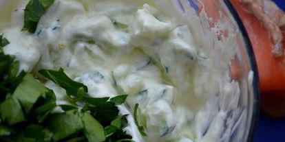 Шаг 3: брускетты с огурцом и подкопченным лососем