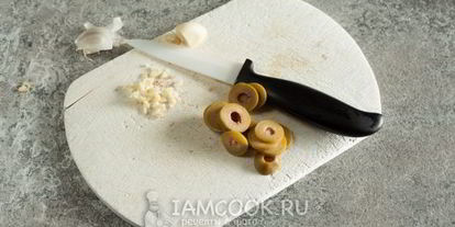 Шаг 3: брускетты с оливковой пастой